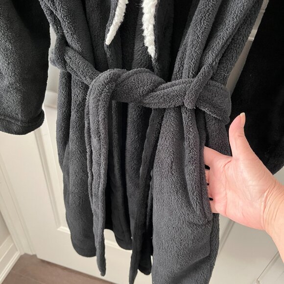 Victoria's Secret robe - Picture 3 of 8